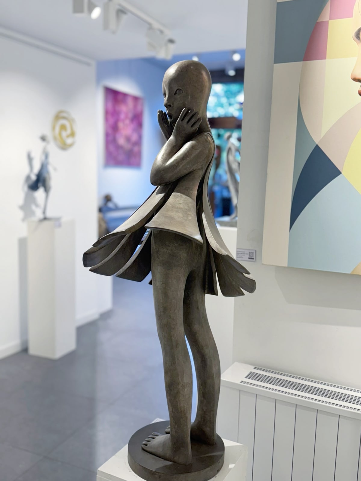 Ange passe Isabel Miramontes sculpture de danseuse sculpture monumentale sculpture de jardin sculpture contemporaine en bronze une belle fille surprise de sa robe soufflée par le vent Galerie Art Yi Galerie d'art de Bruxelles