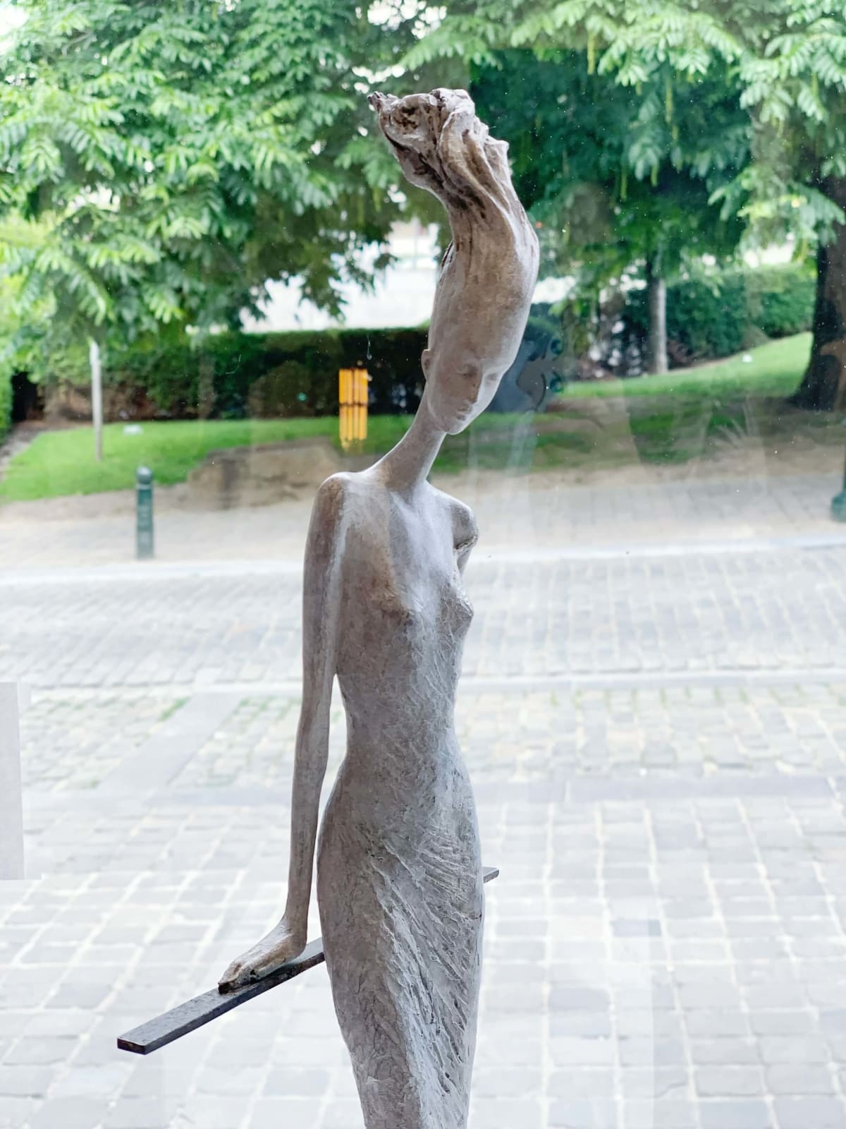 verleiding hedwige leroux hedendaagse beeldhouwkunst mooie en fijn geklede vrouwen bronzen beeld kunst yi art gallery brussel