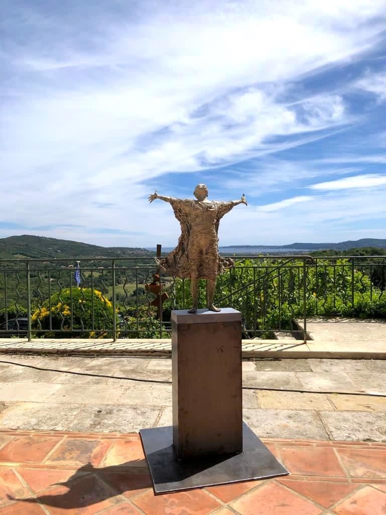 IIXV lieven d'haese hedendaags bronzen beeld een jongen die zijn arm opent tegen de wind om een nieuw avontuur te omarmen kindbeeldhouwwerk kinderdroombeeldhouwwerk tuinbeeld tuinkunstontwerp Art Yi kunstgalerie in brussel
