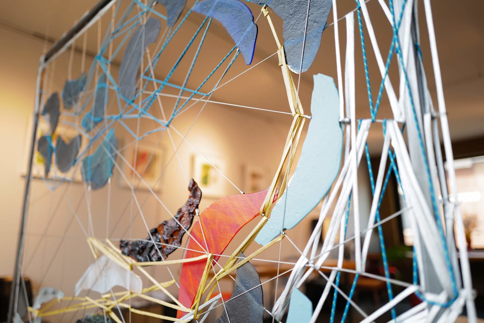 het verhaal van water hedendaagse kunst wandinstallatie glaskunst mixed media maison Fabienne Decornet interieur abstracte kunst blauwe vissen zwemmen in de zee Art Yi-galerij Kunstgalerij Brussel