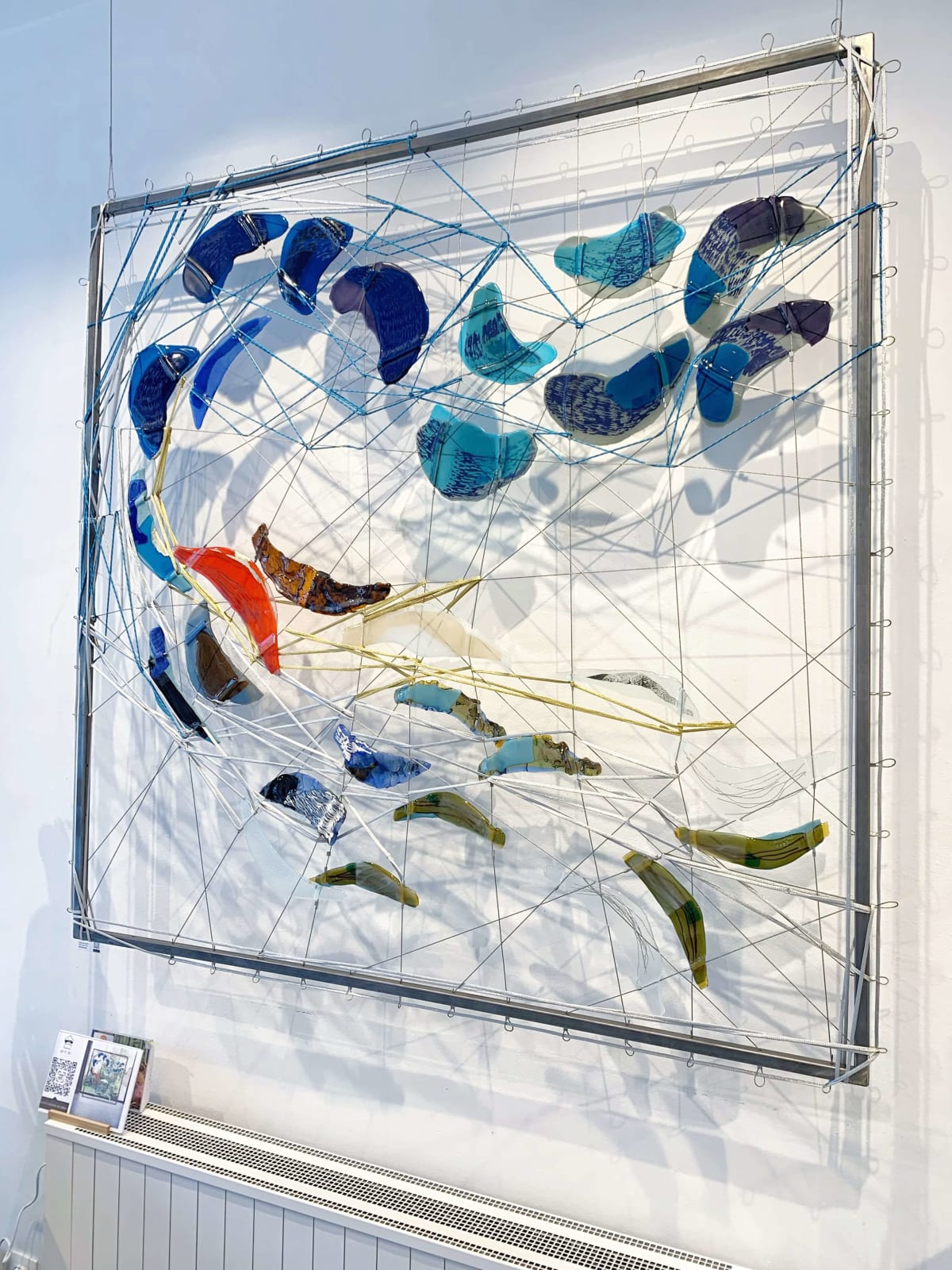 l'histoire de l'eau art contemporain installation murale art du verre techniques mixtes maison Fabienne Decornet design d'intérieur art abstrait poissons bleus nageant dans la mer Galerie Art Yi Galerie d'art de Bruxelles