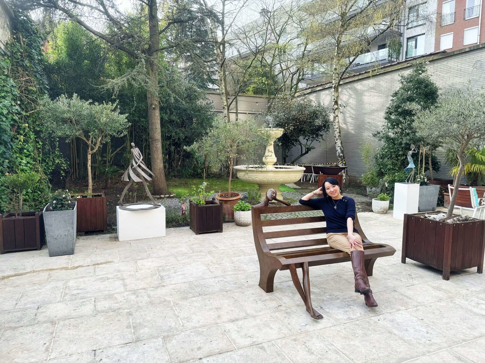 Daydream bench sculpture Isabel Miramontes monumental bronze sculpture for garden sculpture garden design garden art exterior design in Hotel Barsey by Warwick in Brussels Art Yi gallery Brussels art gallery