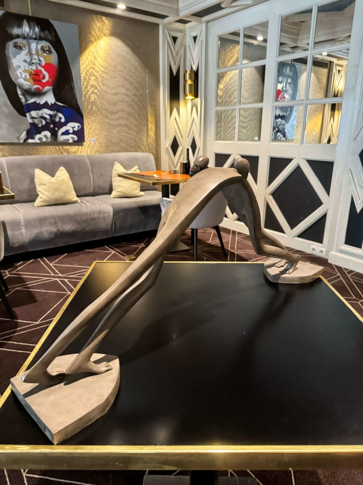 Machtige brugsculptuur Isabel Miramontes tuinsculptuur tuinontwerp tuindecoratie kunst hedendaagse beeldhouwkunst bronzen sculptuur interieurontwerp in hotel Barsey door Warwick Art Yi-galerij Kunstgalerij in Brussel
