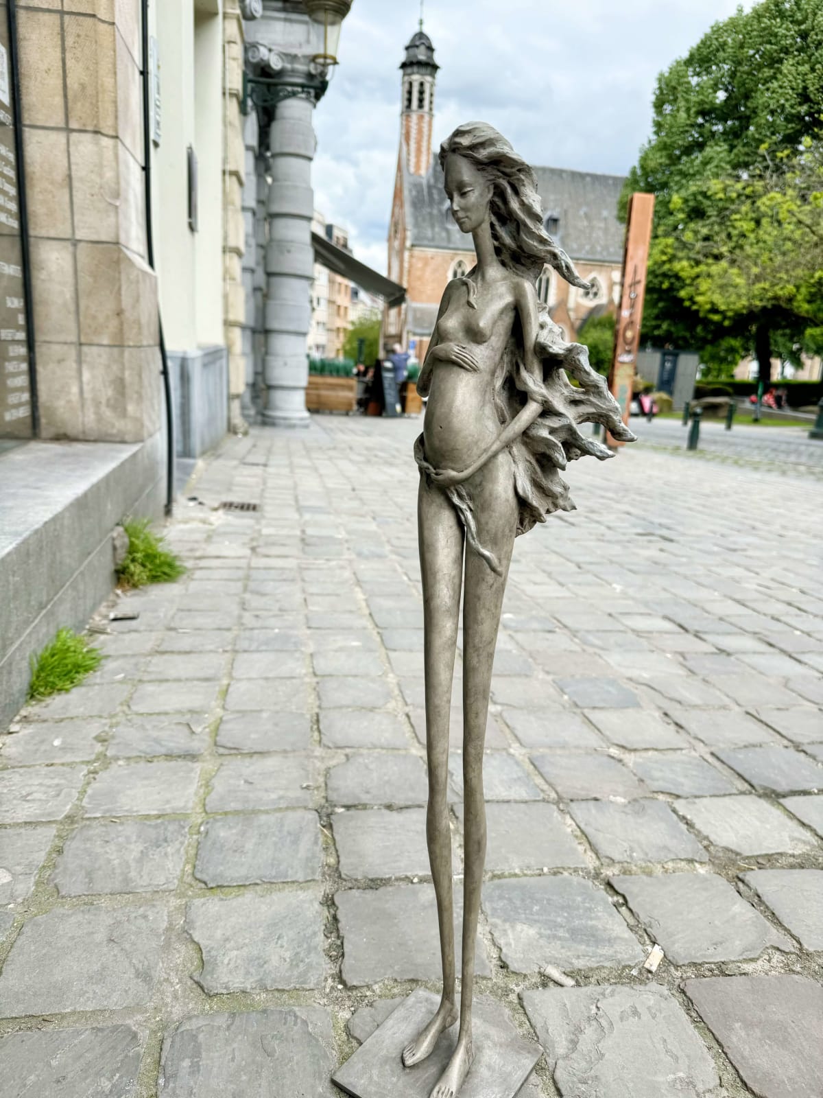 Venus Hedwige Leroux schwangere Frau schöne junge Mutter zeitgenössische Bronzeskulptur Kunst Art Yi Galerie Brüsseler Kunstgalerie