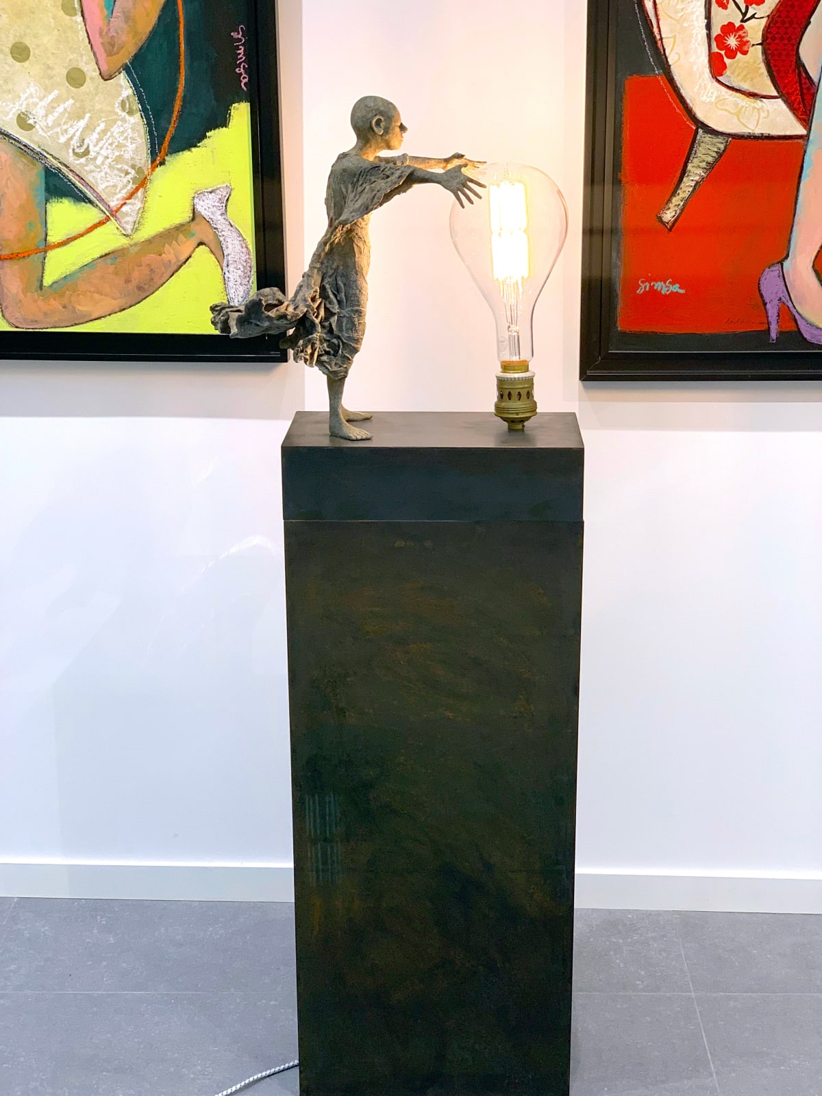 Visionair lieven d'haese hedendaagse bronzen sculptuur van een jongen zet een gloeilamp aan met zijn verbeelding en zijn inspiratie een beeldhouwkunst van droom Art Yi kunstgalerie in brussel