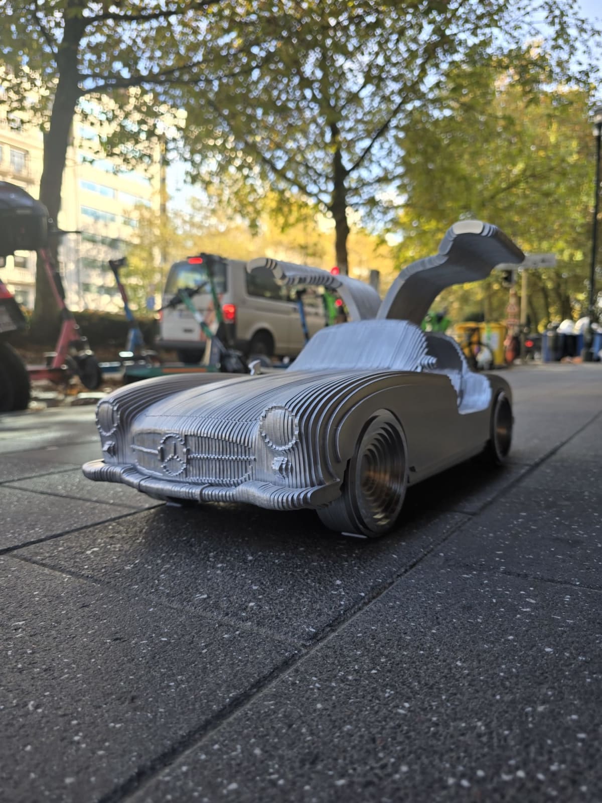 BENZA sculpture de voiture de course en argent fantaisie Jean Paul Kala sculpture contemporaine amateur de voiture Galerie Art Yi Galerie d'art de Bruxelles