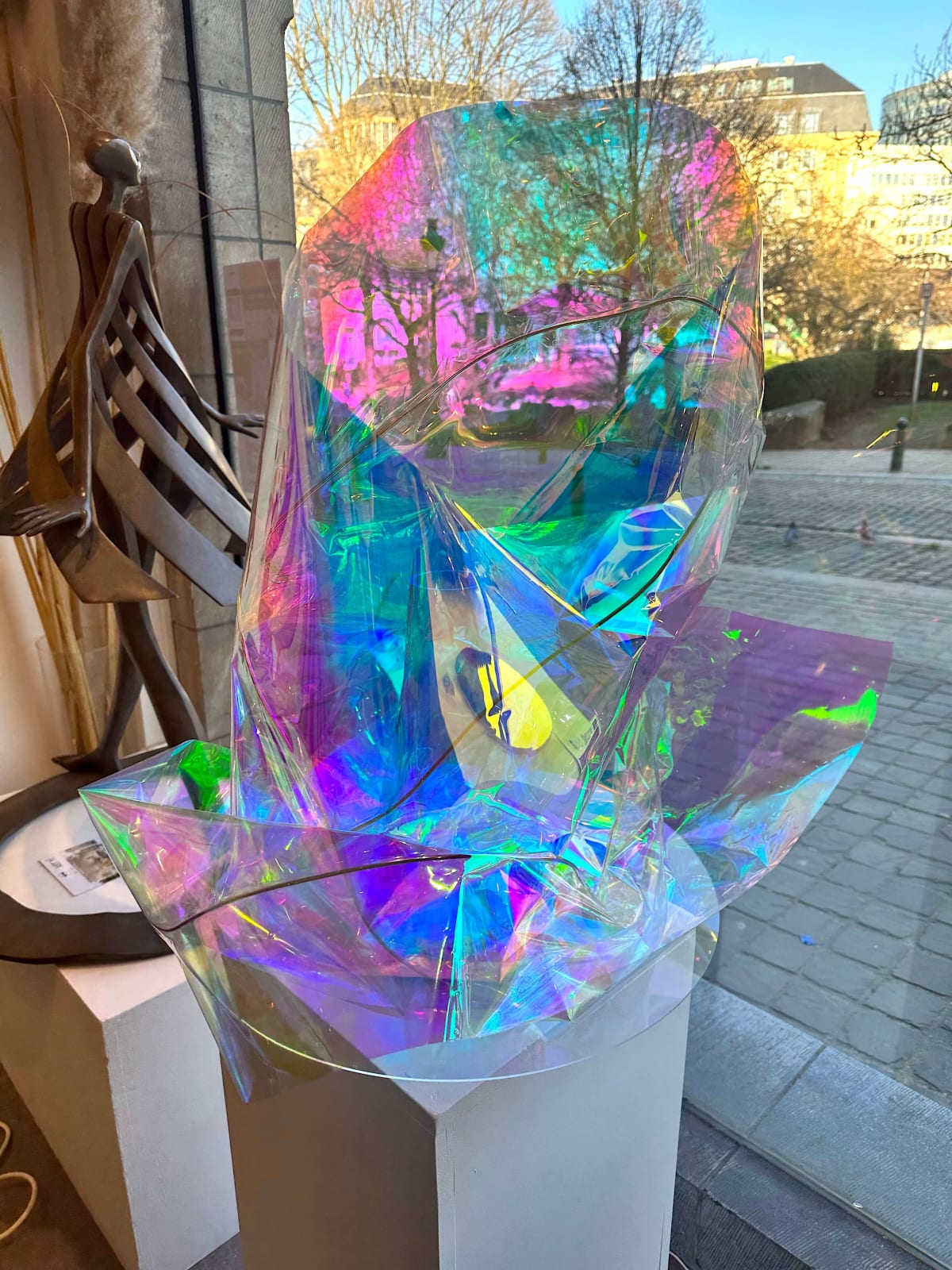 Selfvers art light yuiko rayka rotating light art contemporary installation art interior design japanese artist brussels art gallery art yi