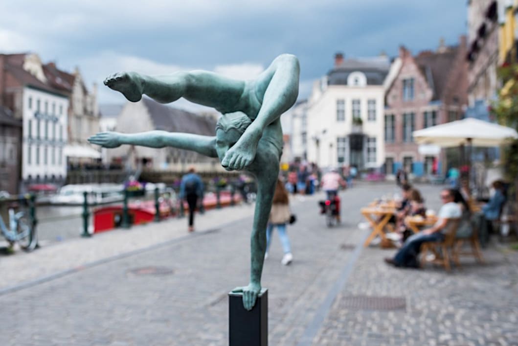 Sculptuur Schorpioen Marc de Corte meisjessculptuur danssculptuur vrouwensculptuur naakt menselijke sculptuur tuinsculptuur bronzen sculptuur hedendaagse beeldhouwkunst Art Yi-galerij Kunstgalerij Brussel