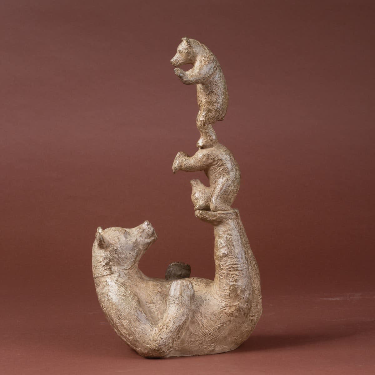 Bär und seine zwei Jungen Sophie Verger schöne Bärenskulptur Tierskulptur Bronzeskulptur kleiner brauner Bär springt aufeinander und spielt zusammen Art Yi Galerie Brüssel Kunstgalerie