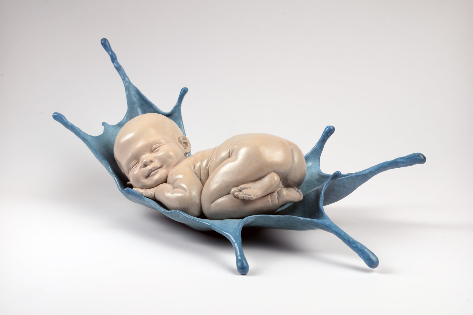 doux rêves bébé sculpture Liang Binbin mignon bébé dormant sur l'eau bleue sculpture en bronze sculpture contemporaine Galerie Art Yi Galerie d'art de Bruxelles