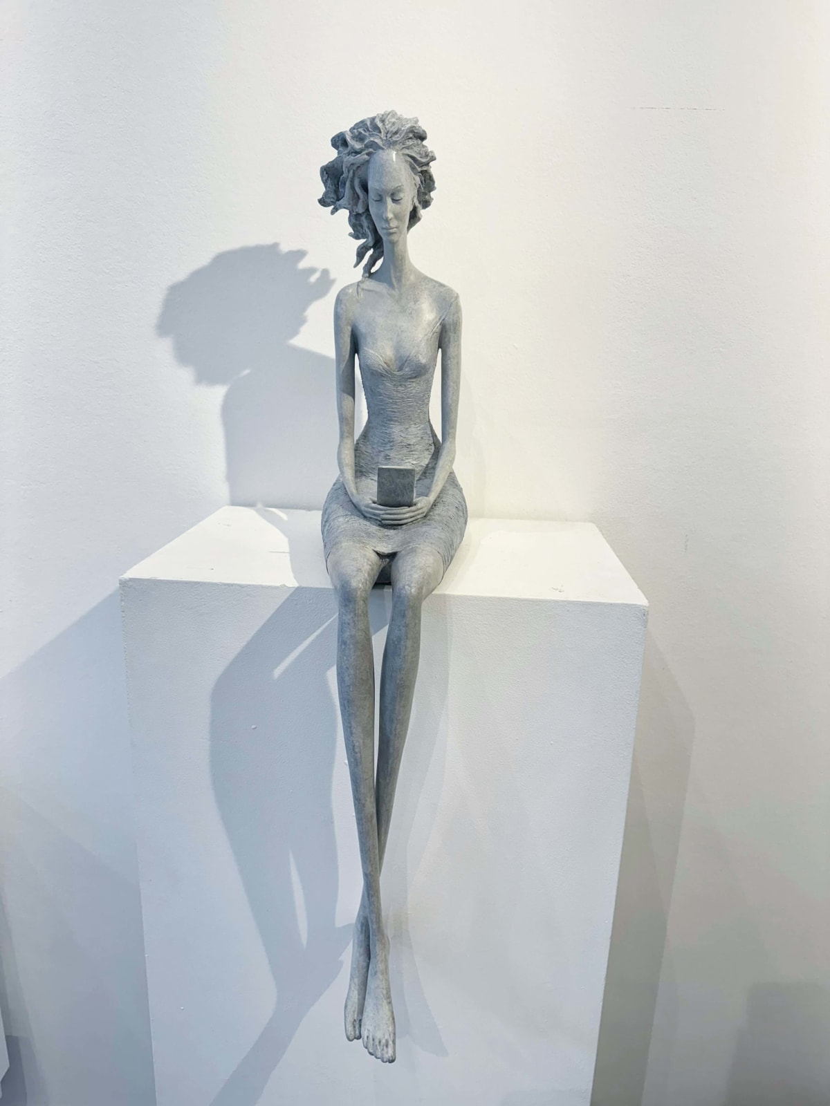 répondez-moi hedwige leroux sculpture contemporaine bronze art belle et fine femme regardant sur son smartphone et attendant une réponse art yi art gallery brussels