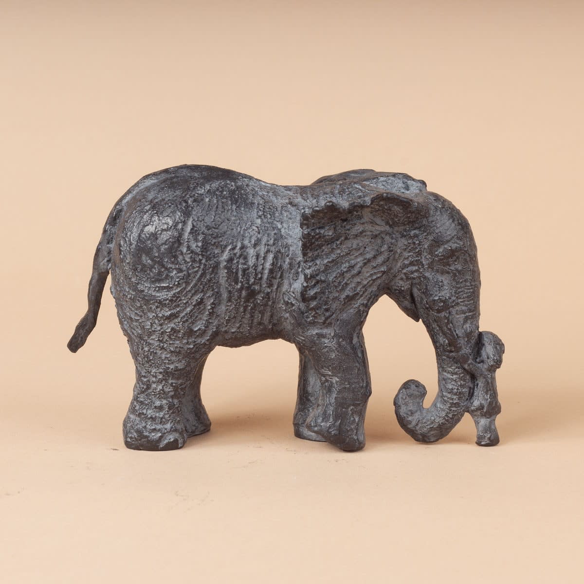 Petite Louise et son éléphant version 2 sculpture éléphant de Sophie Verger sculpture enfant sculpture fille une jolie fille touchant le nez de son ami éléphant sculpture contemporaine en bronze à la galerie Art Yi à Bruxelles galerie d'art