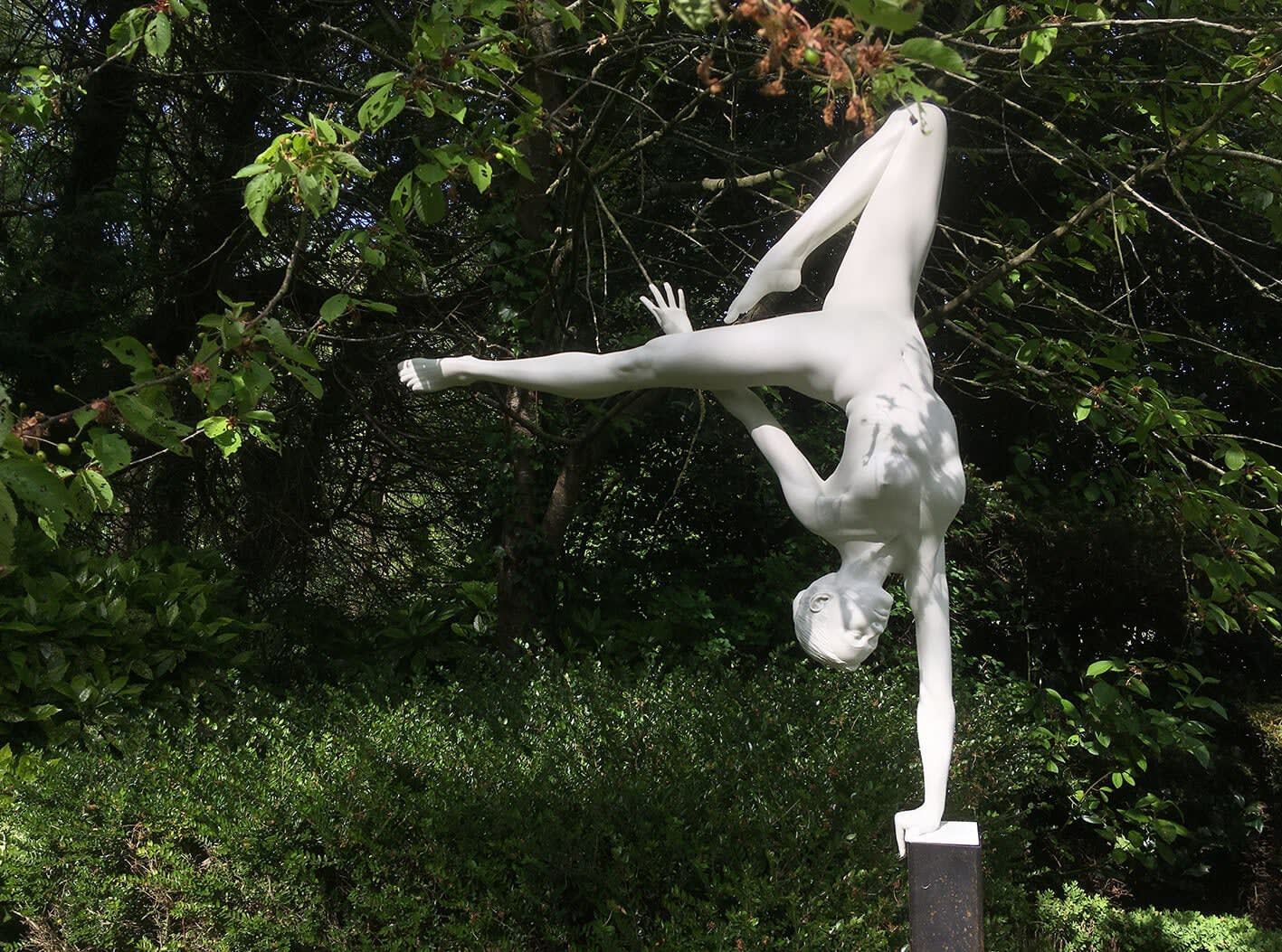 Freie Seinsweisen Marc de Corte Skulptur einer tanzenden Frau Skulptur eines Mädchens Skulptur eines tanzenden Paares Skulptur eines nackten Menschen Gartenskulptur Bronzeskulptur zeitgenössische Skulptur Art Yi-Galerie Brüsseler Kunstgalerie