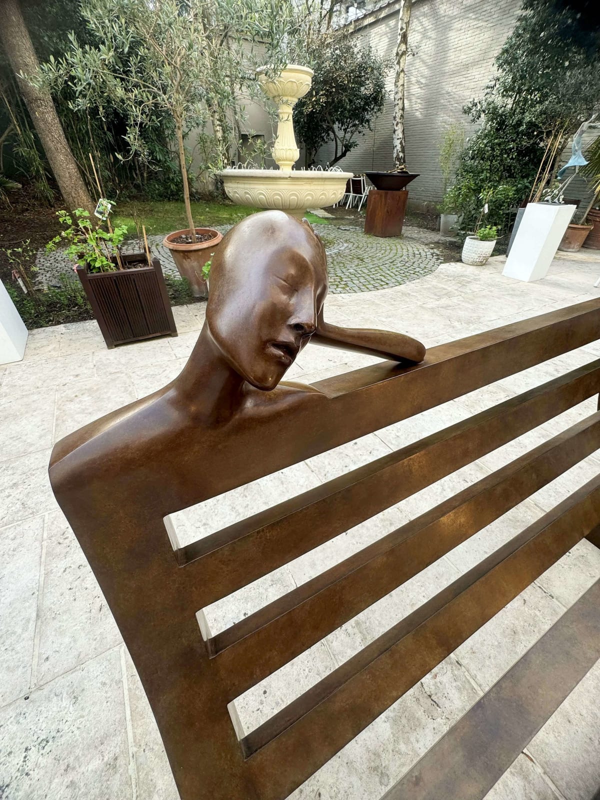 Daydream banksculptuur Isabel Miramontes monumentaal bronzen sculptuur voor tuinsculptuur tuinontwerp tuinkunst exterieurontwerp in Hotel Barsey by Warwick in Brussel Art Yi-galerij Kunstgalerij Brussel