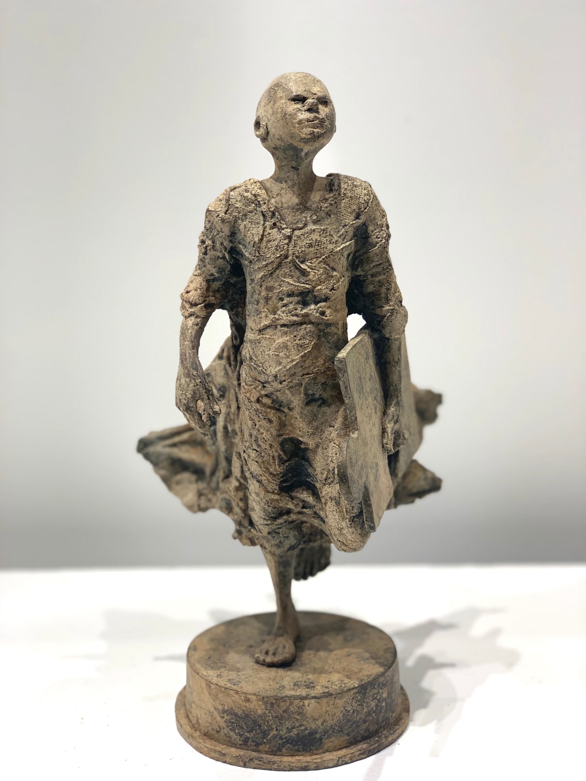 Missing link lieven d'haese contemporary bronze sculpture a boy running with a puzzle sculpture child sculpture childhood Art Yi art gallery in brussels