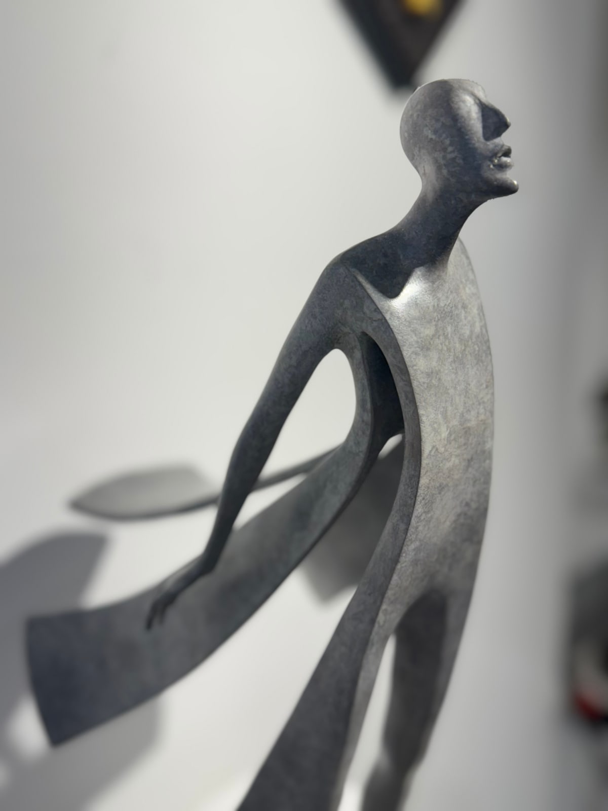 promesse nouvelle sculpture contemporaine d'Isabel Miramonte sculpture en bronze femme sculpture mère sculpture une femme dans le vent devant une mer Galerie Art Yi Galerie d'art de Bruxelles