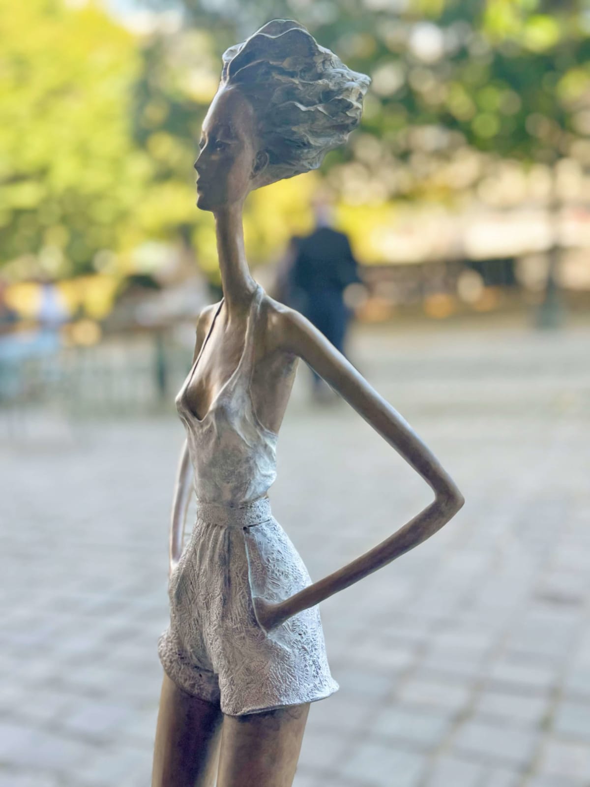 Urban freedom contemporary woman sculpture of Hedwige Leroux modern city girl on a wheel city walk bronze sculpture figurative sculpture at Art Yi gallery in Brussels