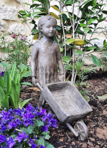 La brouette sculpture sylvie debray Gaudissart sculpture animalière sculpture enfant en bronze contemporaine une fille adorable qui pousse un chariot petite sculpture jardin décoration galerie d'art bruxelles belgique art yi