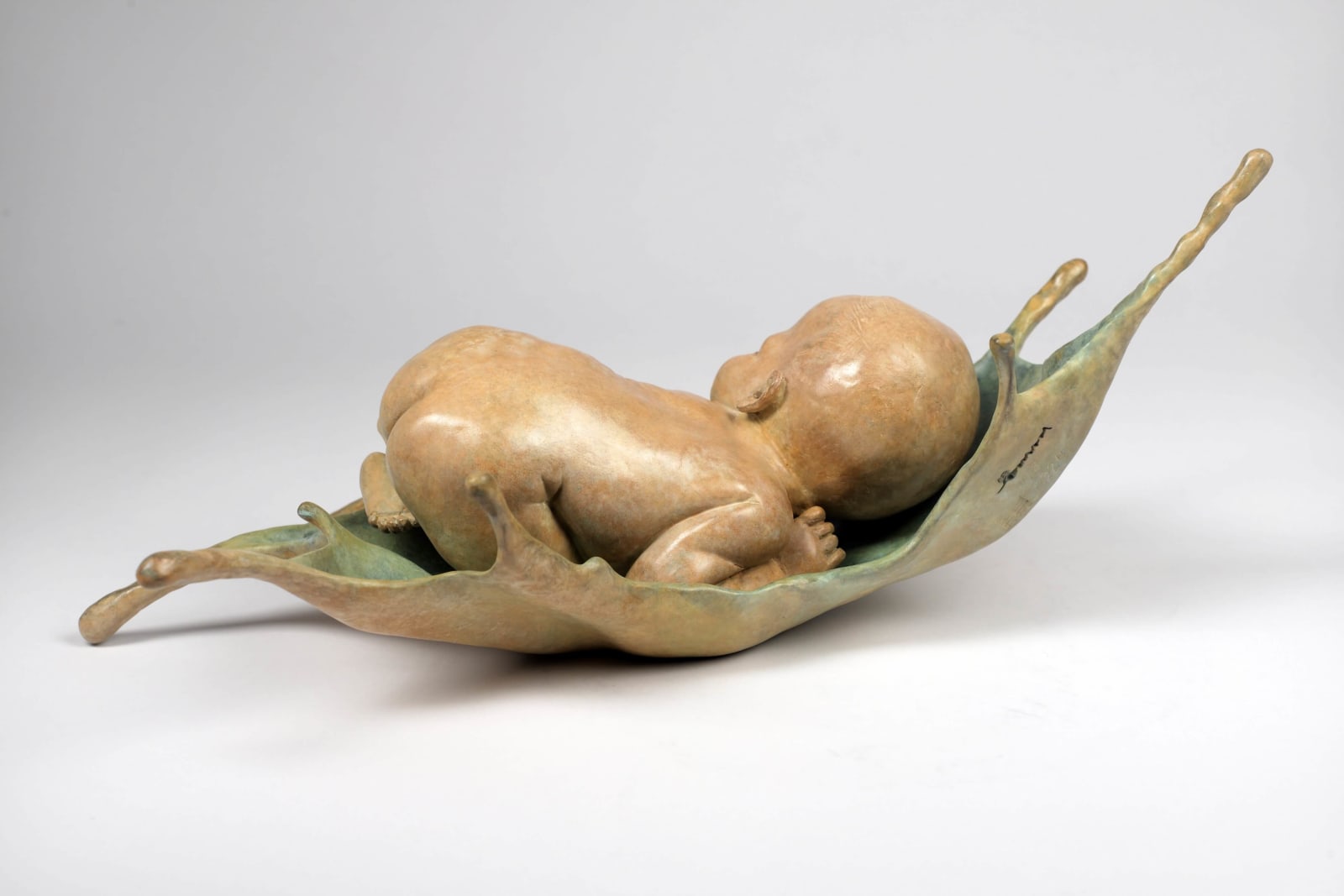 zoete dromen babysculptuur Liang Binbin schattige baby slaapt op blauw water bronzen beeld hedendaagse beeldhouwkunst Art Yi-galerij Kunstgalerij in Brussel