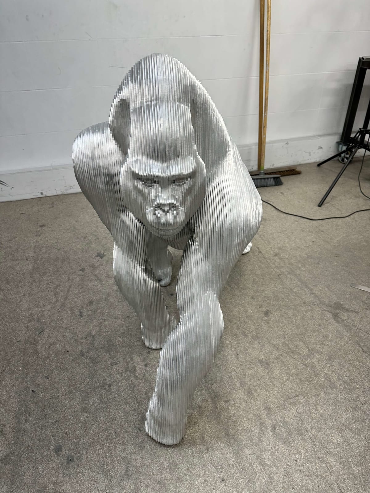 simia gorilla dier hedendaagse beeldhouwkunst tuin beeldhouwkunst metaal van Jean-Paul KALA hedendaagse kunstgalerie brussels art yi