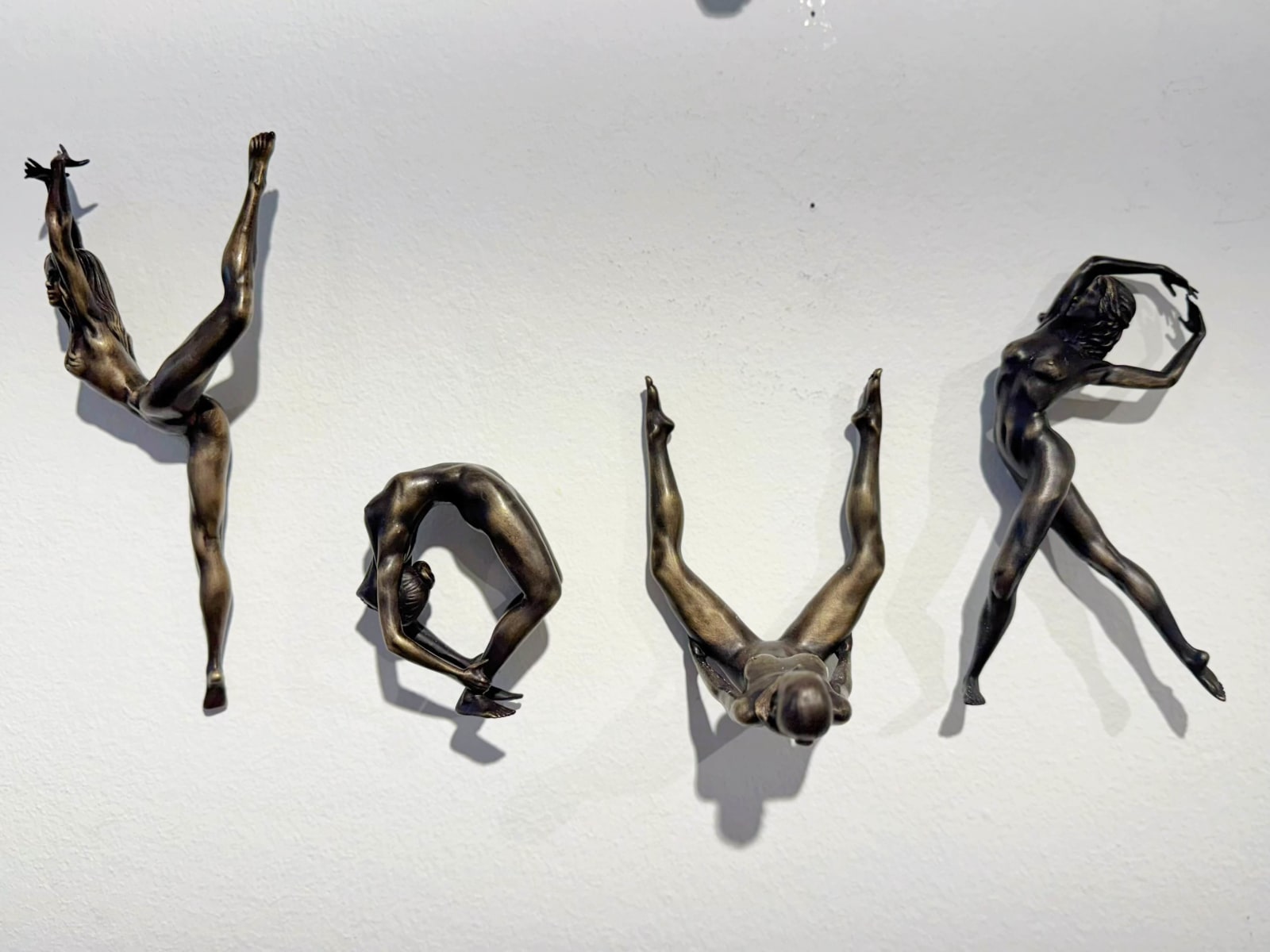live your dream letter sculpture of Marc de Corte contemporary bronze sculpture personalized phrase poem word sculpture at Art Yi gallery in Brussels