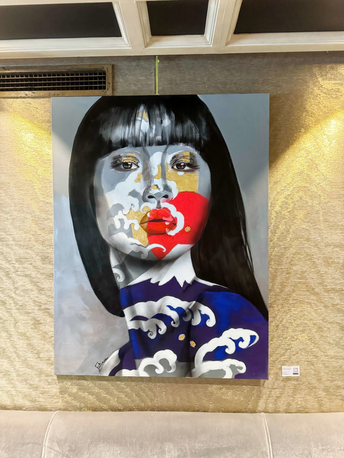 Die Welle von Hokusai, Acrylgemälde, japanische Kunst, Malerei mit Blattgold, Frankreich, Courpotin, Frauenschminken mit schöner Japanerin im Kimono, Art Yi, Brüssel, Kunstgalerie, zeitgenössische Innenarchitekturmalerei im Hotel Barsey von Warwick in Brüssel Art Yi-Galerie Brüsseler Kunstgalerie