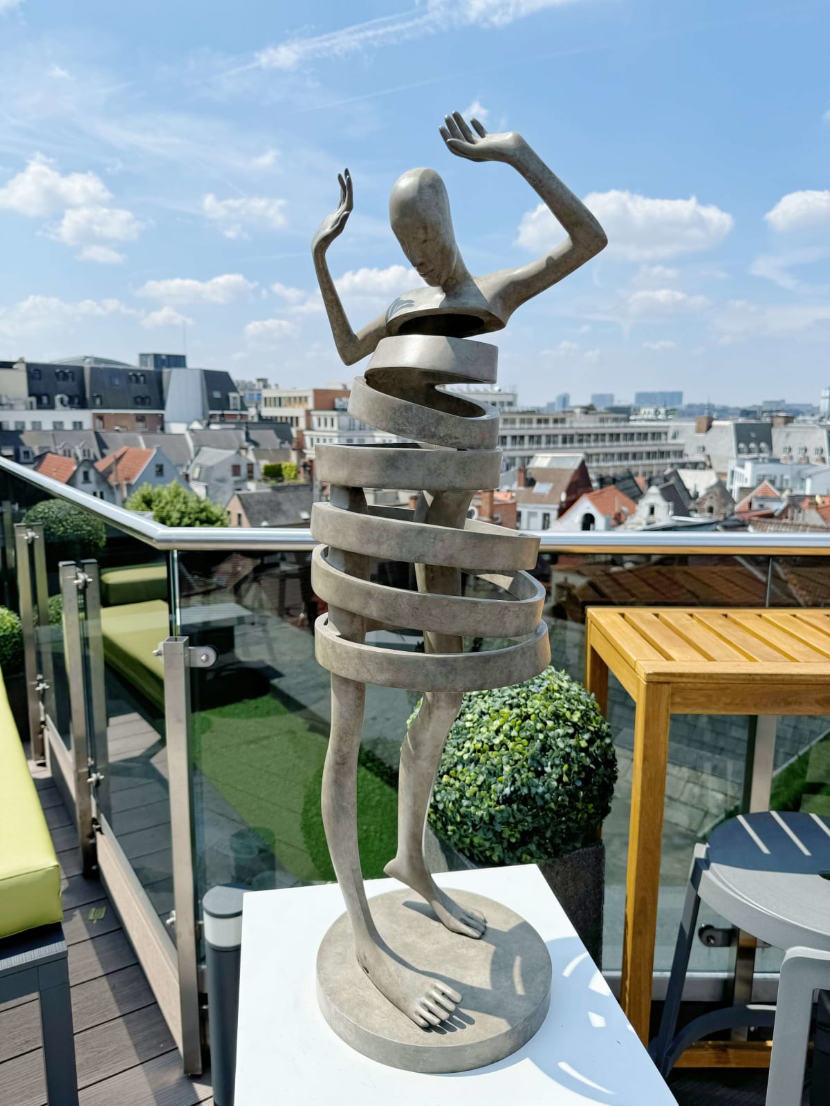 Mira, tanzende Mädchenskulptur, Isabel Miramontes, weiße, zeitgenössische Bronzeskulptur, Gartenskulptur, Innenarchitektur, Gartendesign, monumentale Skulptur, tanzende Skulptur, Frauenskulptur, zeitgenössische Kunst Art Yi-Galerie Brüsseler Kunstgalerie