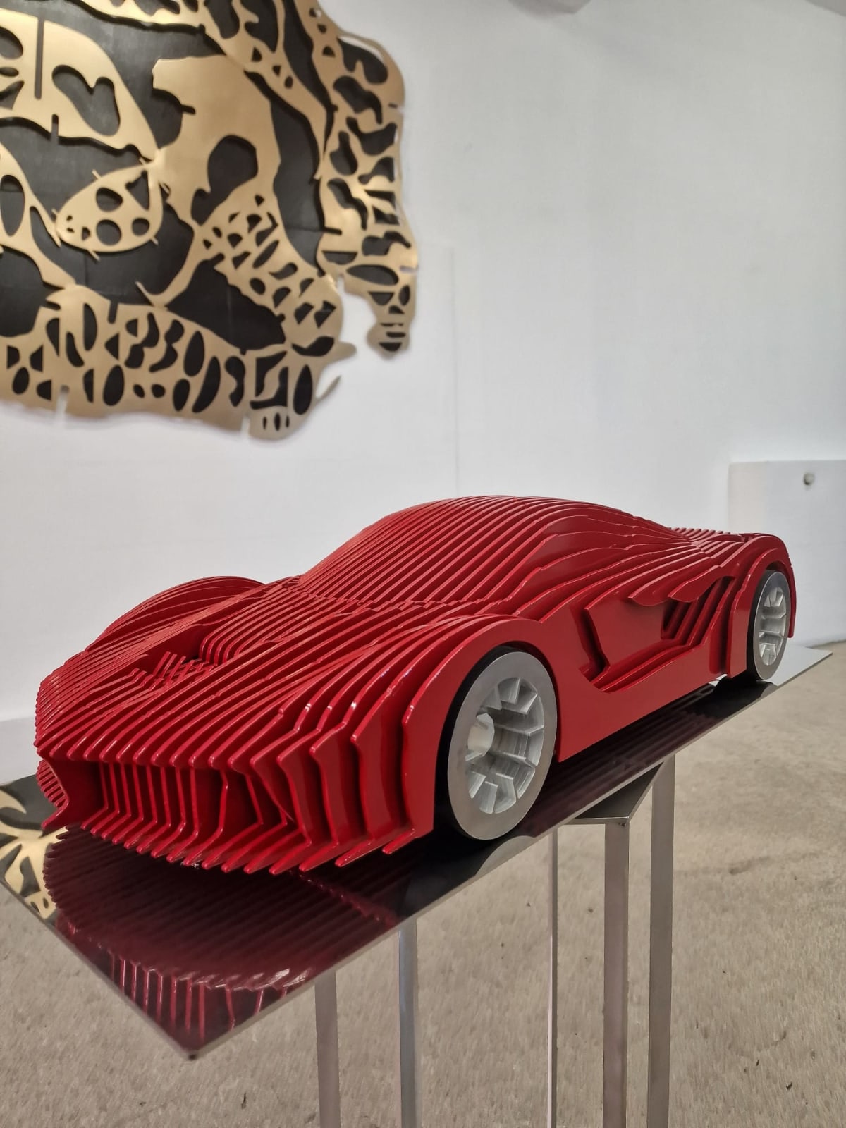 la ferra rosso ferrari auto contemporanea scultura collezione di auto di lusso modello arte in metallo jean paul kala ART YI GALLERY BRUSSELS