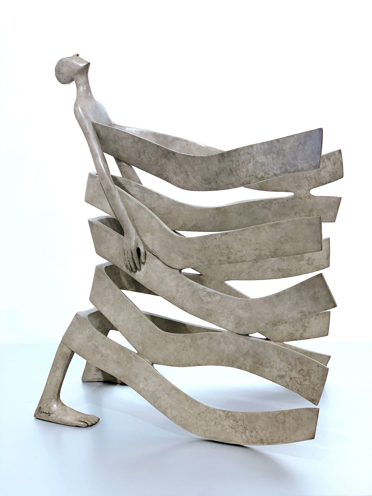 Isabel Miramontes Hedendaagse bronzen sculptuur abstracte kunst sculptuur decoratie ontwerp minimalisme Nirvana een man sculptuur aan zee die wind ontvangt en golven