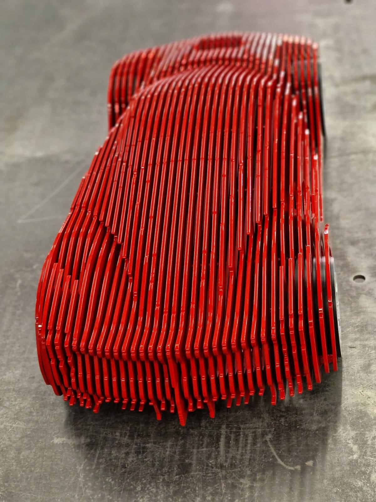 la ferra rode ferrari hedendaagse auto sculptuur luxe auto collectie model metaal kunst jean paul kala