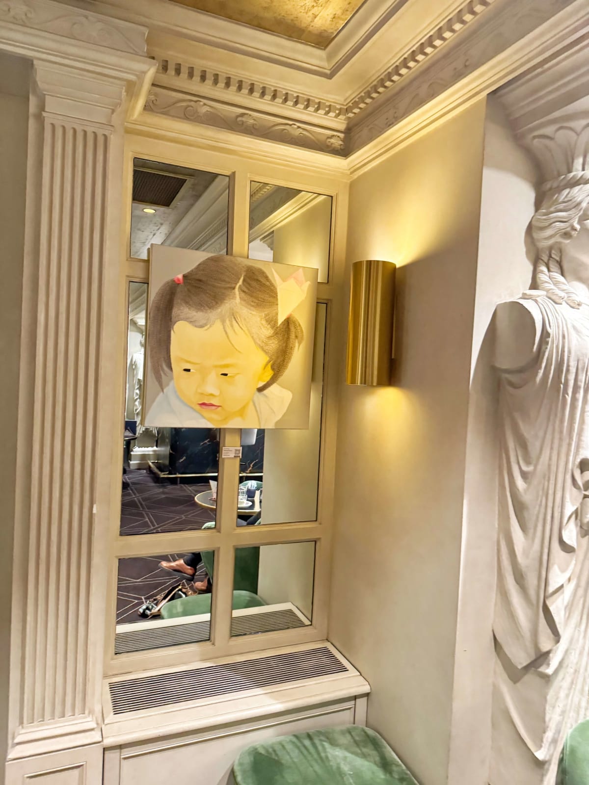 Han Feng peinture à l'huile de fille chinoise jolie fille asiatique peignant art design d'intérieur à l'hôtel Barsey par Warwick Art Yi galerie galerie d'art de Bruxelles