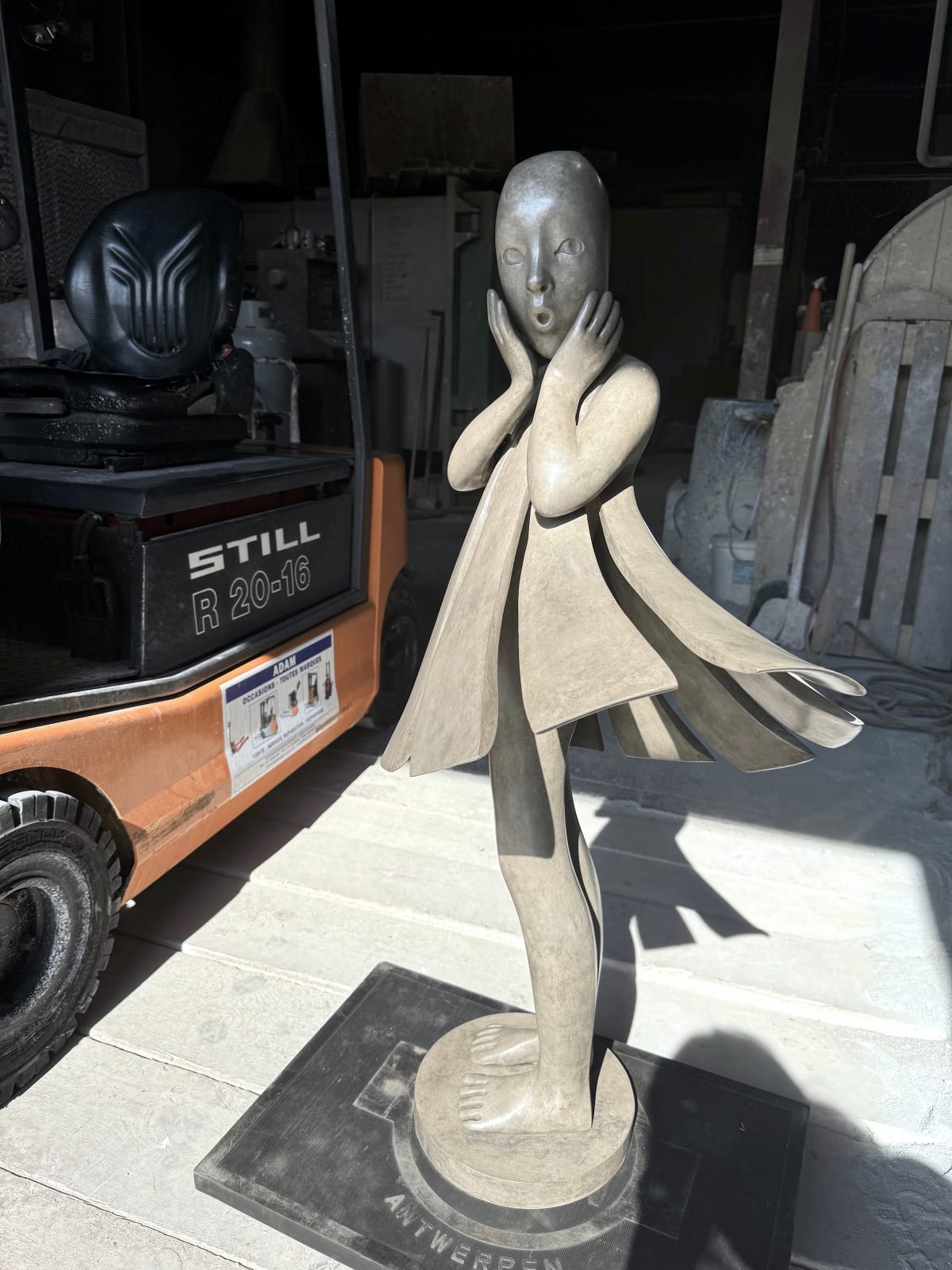Engel geht vorbei Isabel Miramontes Skulptur eines tanzenden Mädchens monumentale Skulptur Gartenskulptur zeitgenössische Bronzeskulptur ein schönes Mädchen überrascht, dass ihr Kleid vom Wind verweht wird Art Yi Galerie Brüsseler Kunstgalerie
