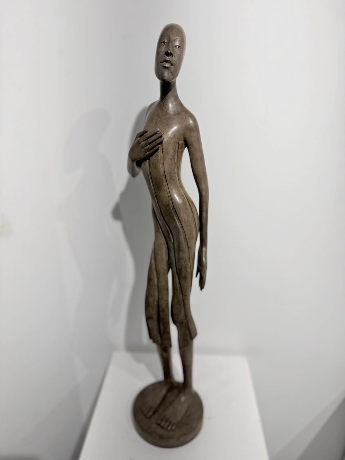 Sculpture femme callipyge d'Isabel Miramontes sculpture contemporaine sculpture en bronze une belle femme en robe sculpture art collection de sculptures Galerie d'art Yi Galerie d'art de Bruxelles