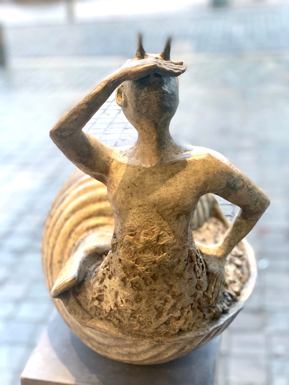 Escargot lieven d'haese sculpture contemporaine en bronze sculpture d'escargot sculpture animalière sculpture d'enfant enfance sculpture volante sculpture de jardin design d'art de jardin Art Yi galerie d'art à bruxelles