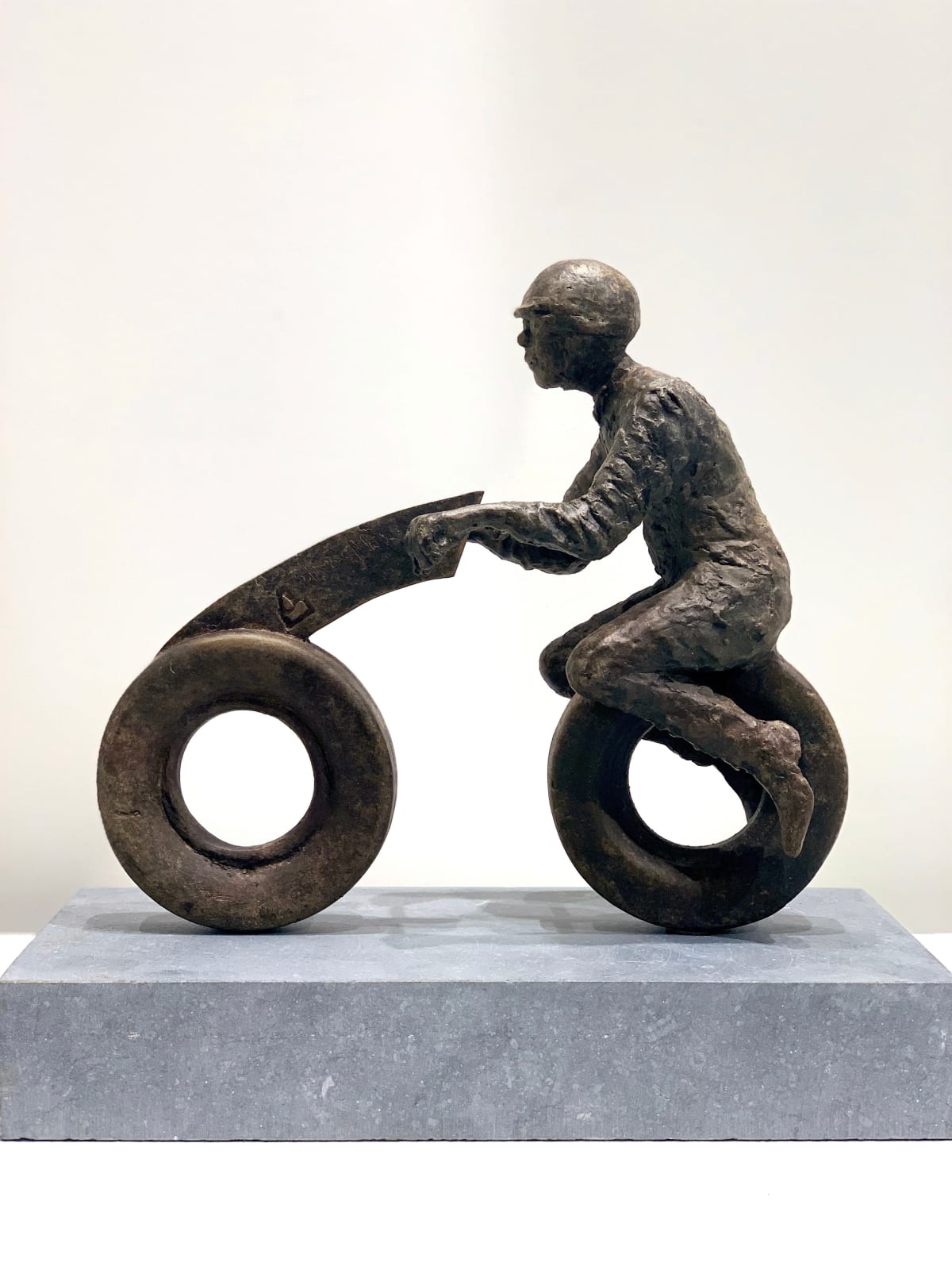 zestig motorrijder hedendaagse bronzen sculptuur van een jongen rijdend op een motorfiets lieven d'haese sport sculpture art art yi kunstgalerie in brussel