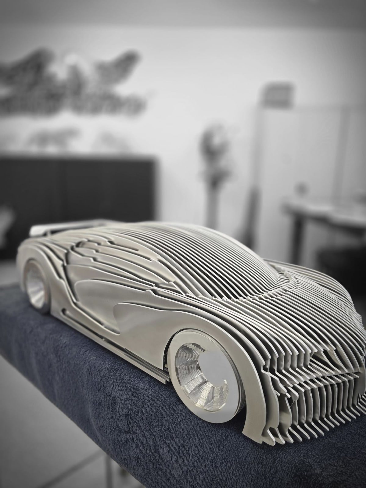 Chirona Scultura di auto da corsa di lusso blu Safari Jean Paul Kala scultura di auto contemporanea Galleria Art Yi Galleria d'arte di Bruxelles