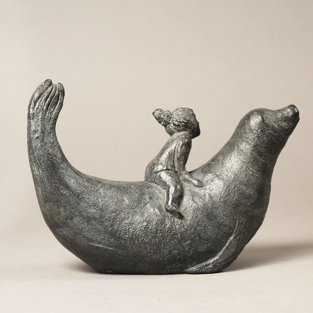 de kleine baadster schattige kinderen en schattige dieren hedendaagse bronzen zegel sculptuur sophie verger