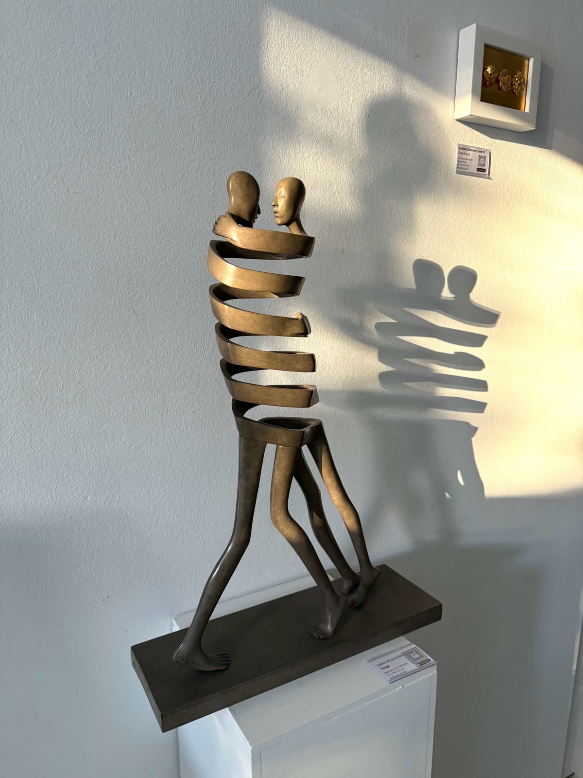 Isabel miramontes escultura contemporánea de bronce arte abstracto escultura de danza de tango escultura de pareja de enamorados
