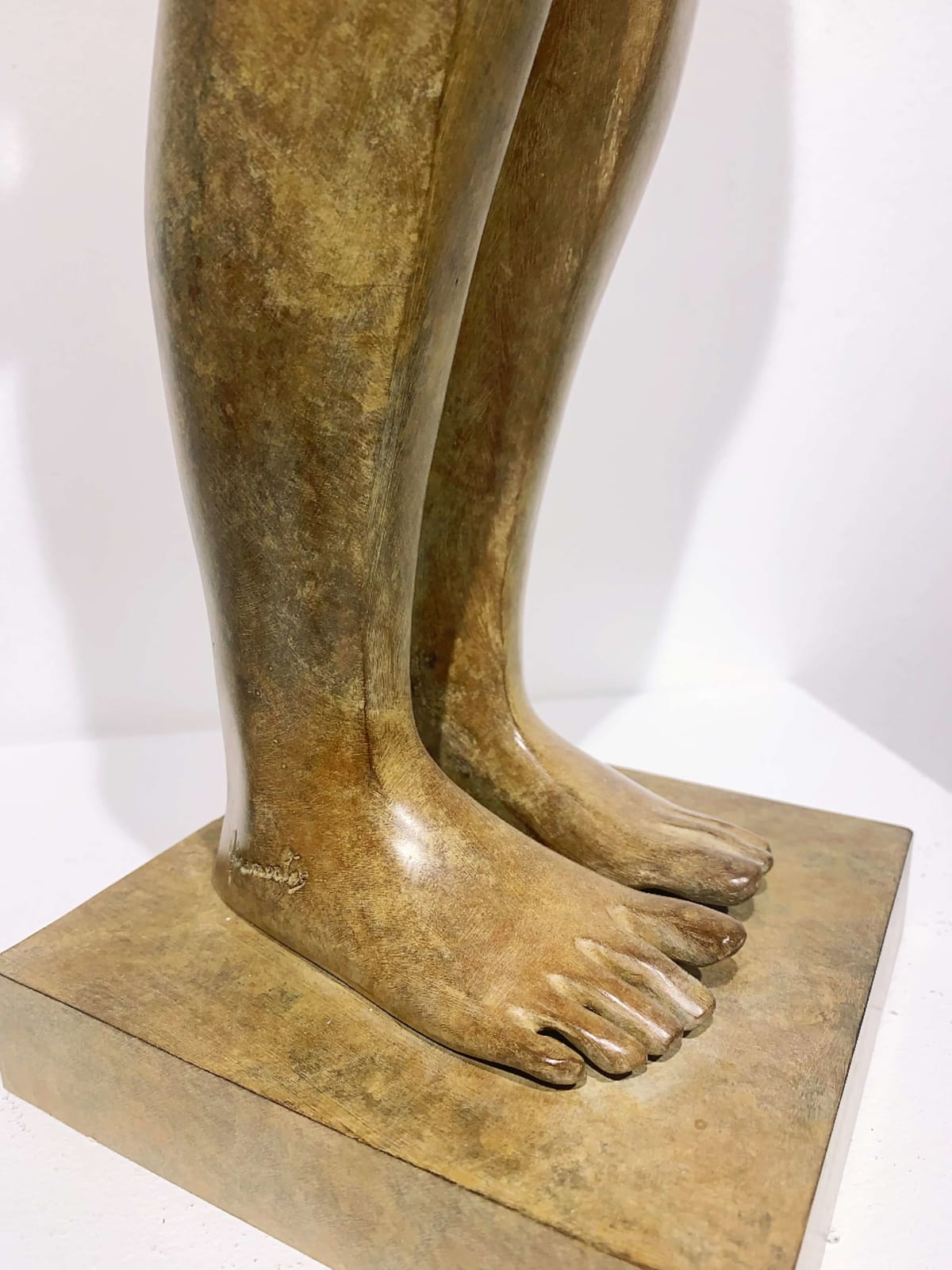 The little man Isabel Miramontes good cute boy sculpture standing boy with figures up figurative sculpture contemporary sculpture art Art Yi gallery Brussels art gallery