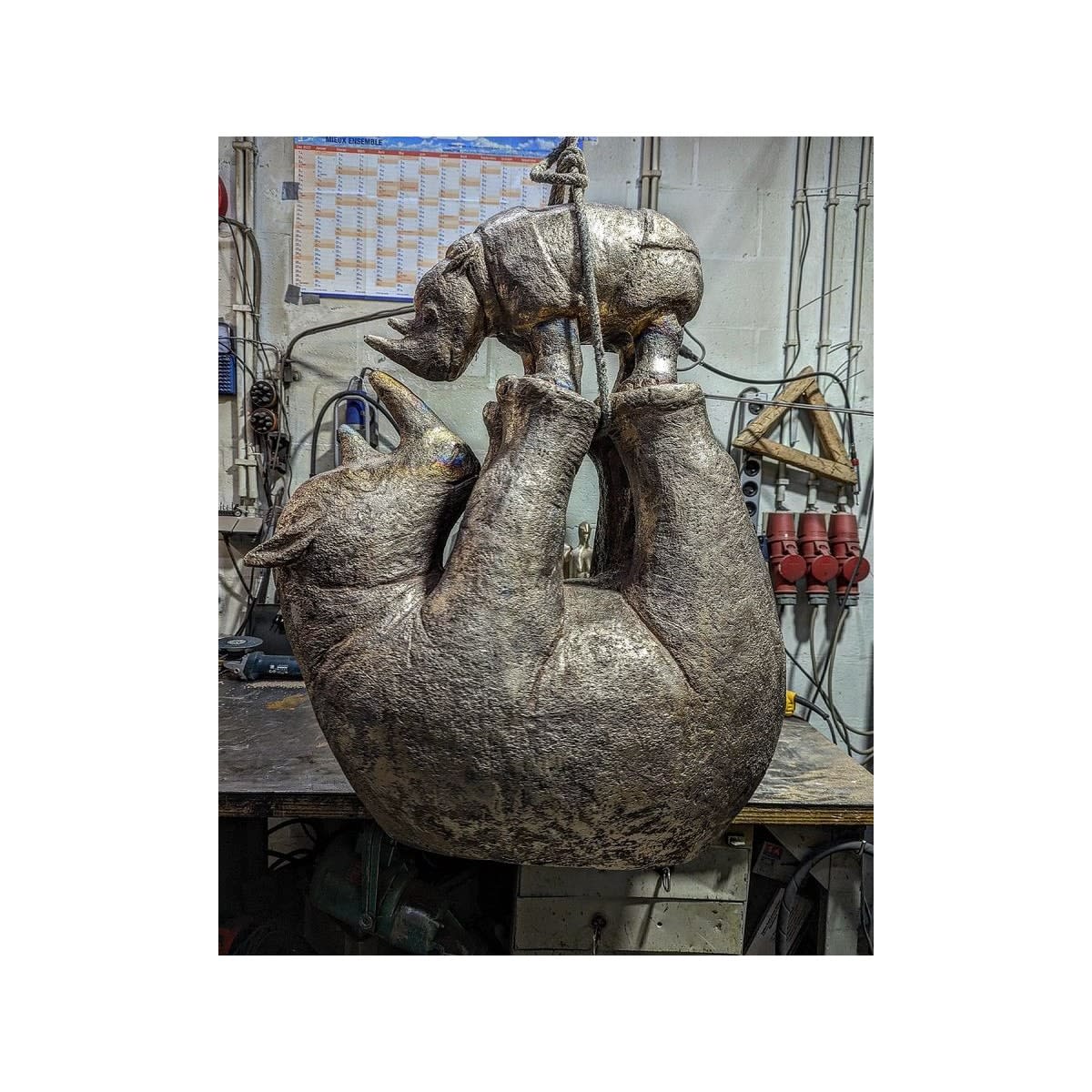 Twee neushoorn schattige en schattige dieren hedendaagse bronzen sculptuur voor tuin sophie verger tuin sculptuur neushoorn sculptuur