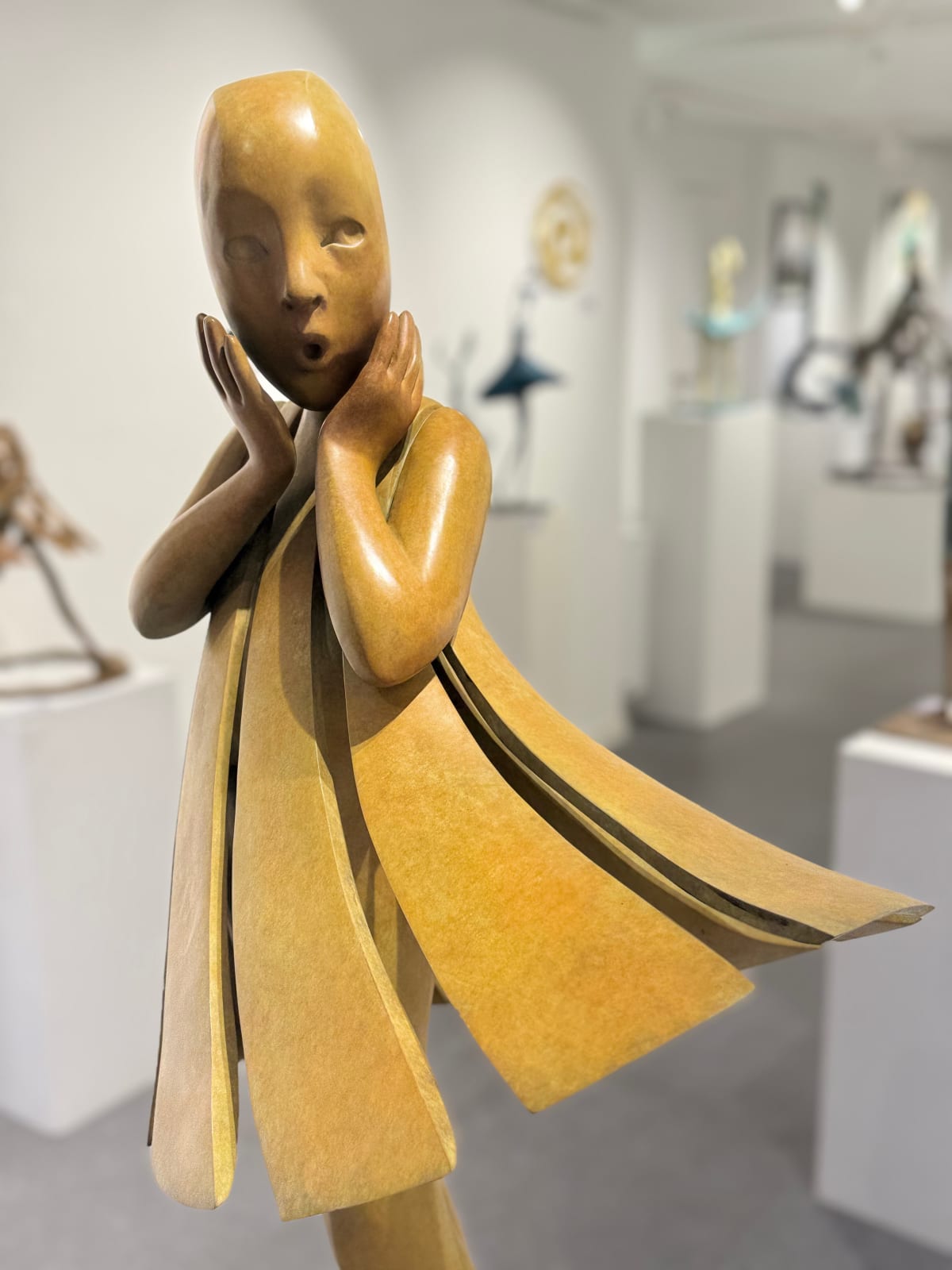 Ange passe Isabel Miramontes sculpture de danseuse sculpture monumentale sculpture de jardin sculpture contemporaine en bronze une belle fille surprise de sa robe soufflée par le vent Galerie Art Yi Galerie d'art de Bruxelles