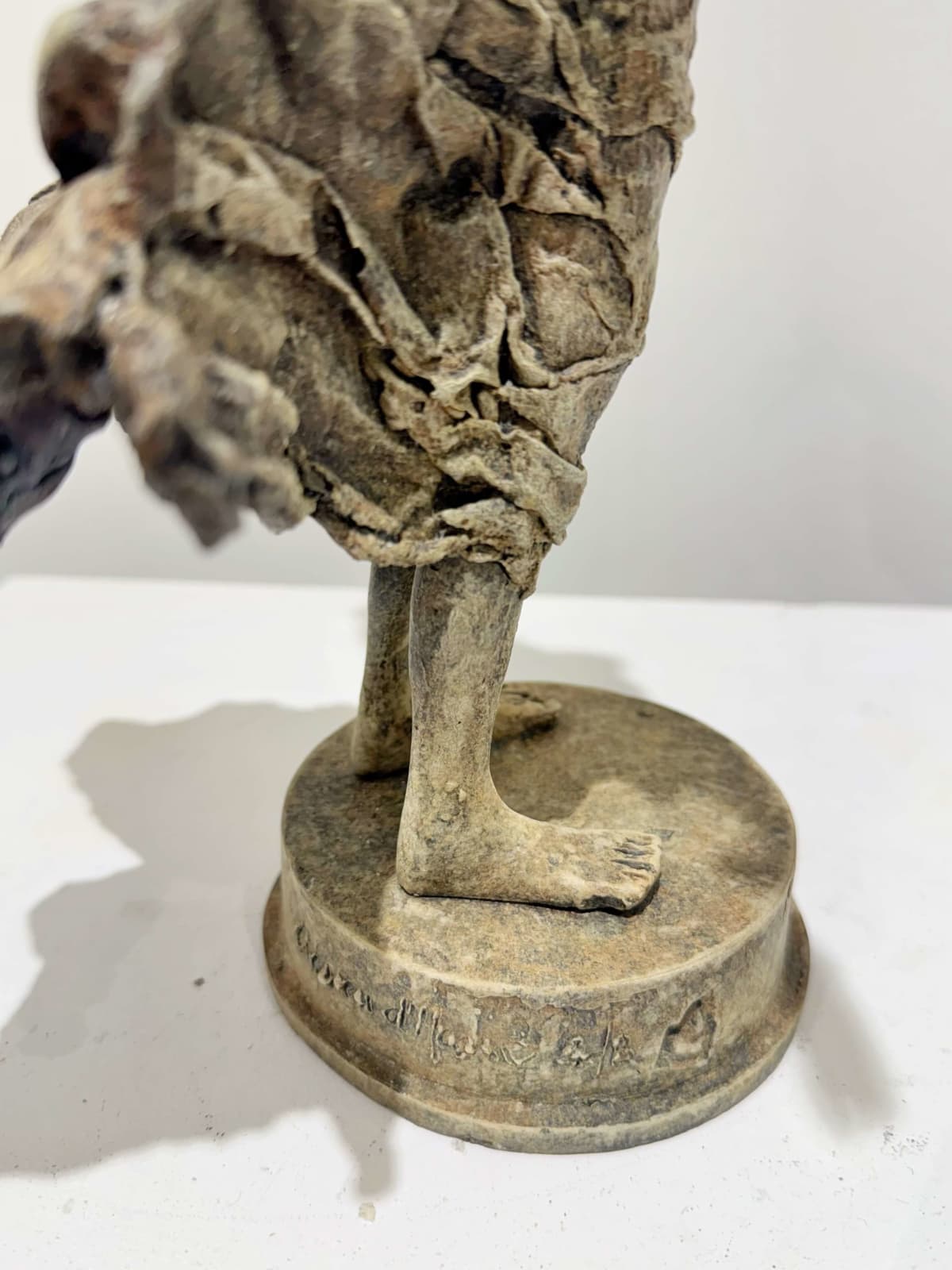 IIXV lieven d'haese sculpture contemporaine en bronze un garçon ouvrant son bras contre le vent pour embrasser une nouvelle aventure sculpture d'enfant sculpture de rêve d'enfance Art Yi galerie d'art à bruxelles