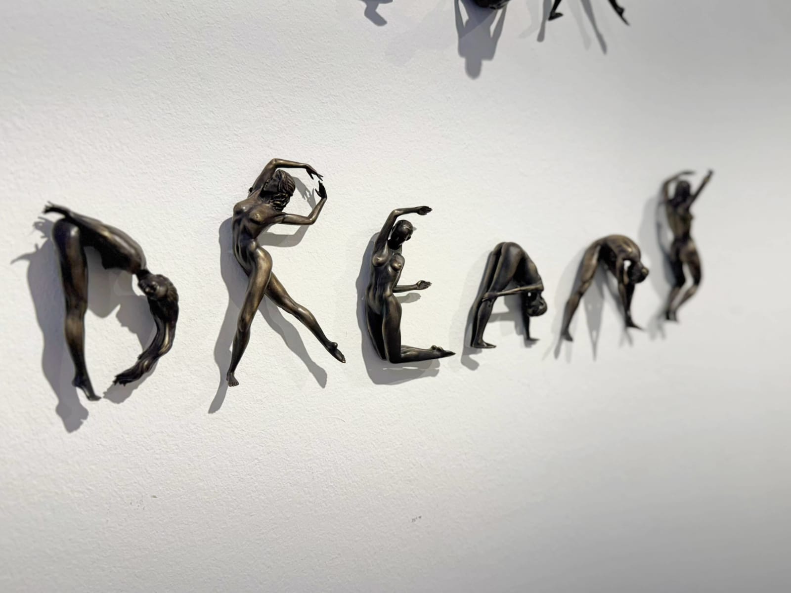 leef je droom lettersculptuur van Marc de Corte hedendaagse bronzen sculptuur gepersonaliseerde zin gedicht woordsculptuur in Art Yi galerie in Brusselleef je droom lettersculptuur van Marc de Corte hedendaagse bronzen sculptuur gepersonaliseerde zin gedicht woordsculptuur in Art Yi galerie in Brussel
