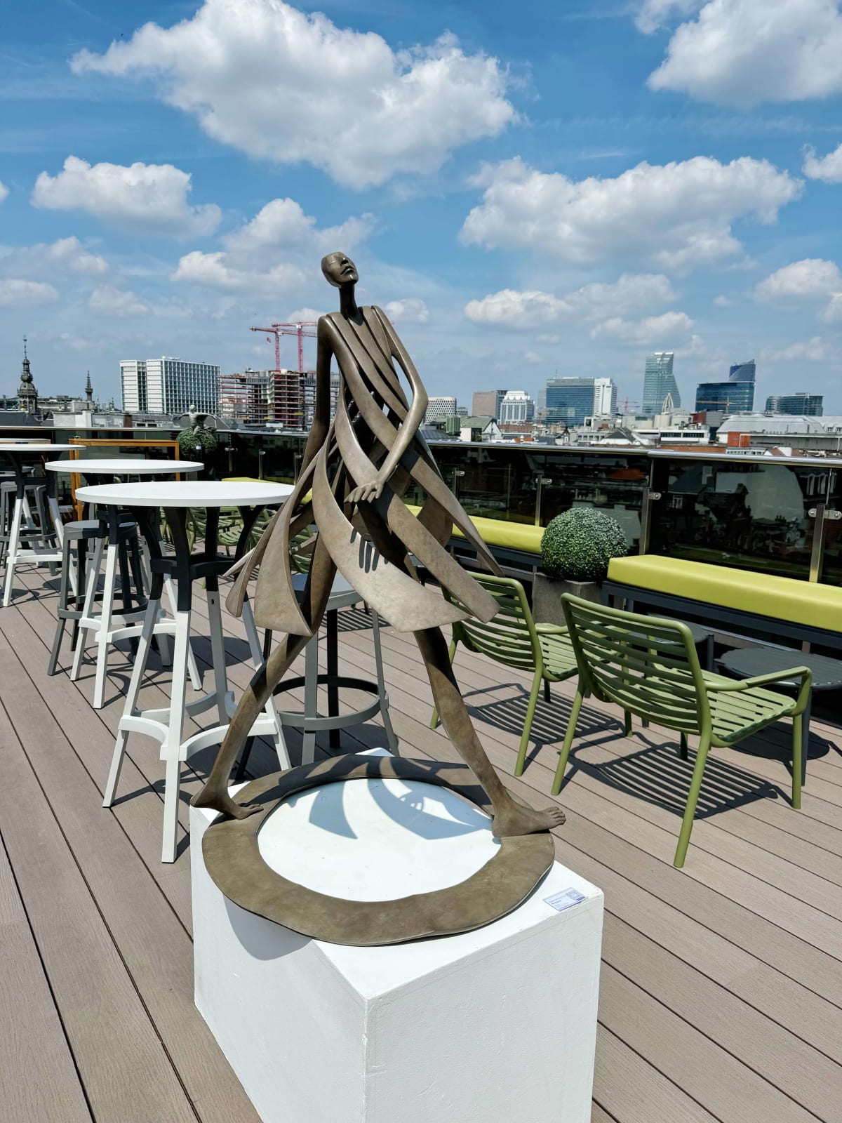 Primavera dansend meisje sculptuur Isabel Miramontes tuinsculptuur tuinontwerp tuindecoratie kunst hedendaagse beeldhouwkunst bronzen sculptuur interieurontwerp in hotel Barsey door Warwick Art Yi-galerij Kunstgalerij in Brussel