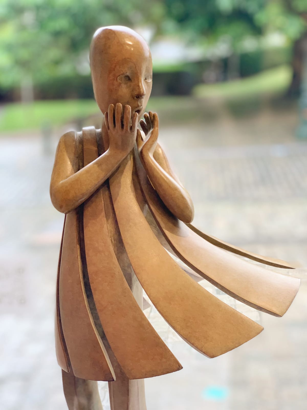 Angelo passa Isabel miramontes ragazza danzante scultura scultura monumentale scultura da giardino scultura contemporanea in bronzo una bella ragazza sorpresa del suo vestito che salta in aria per il vento Galleria Art Yi Galleria d'arte di Bruxelles