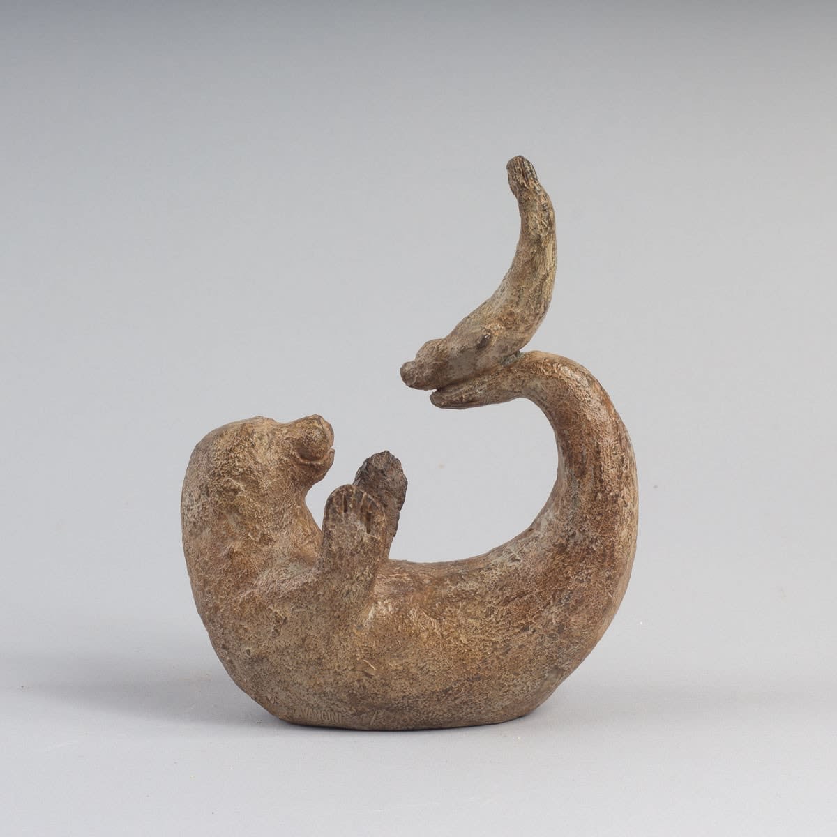 Zeehond en haar babyzeehondsculptuur, zeediersculptuur van Sophie Verger, bronzen sculptuur, hedendaagse sculptuur, zeehondenfamilie die samen speelt, kunstdecoratie, in de kunstgalerie Art Yi in Brussel