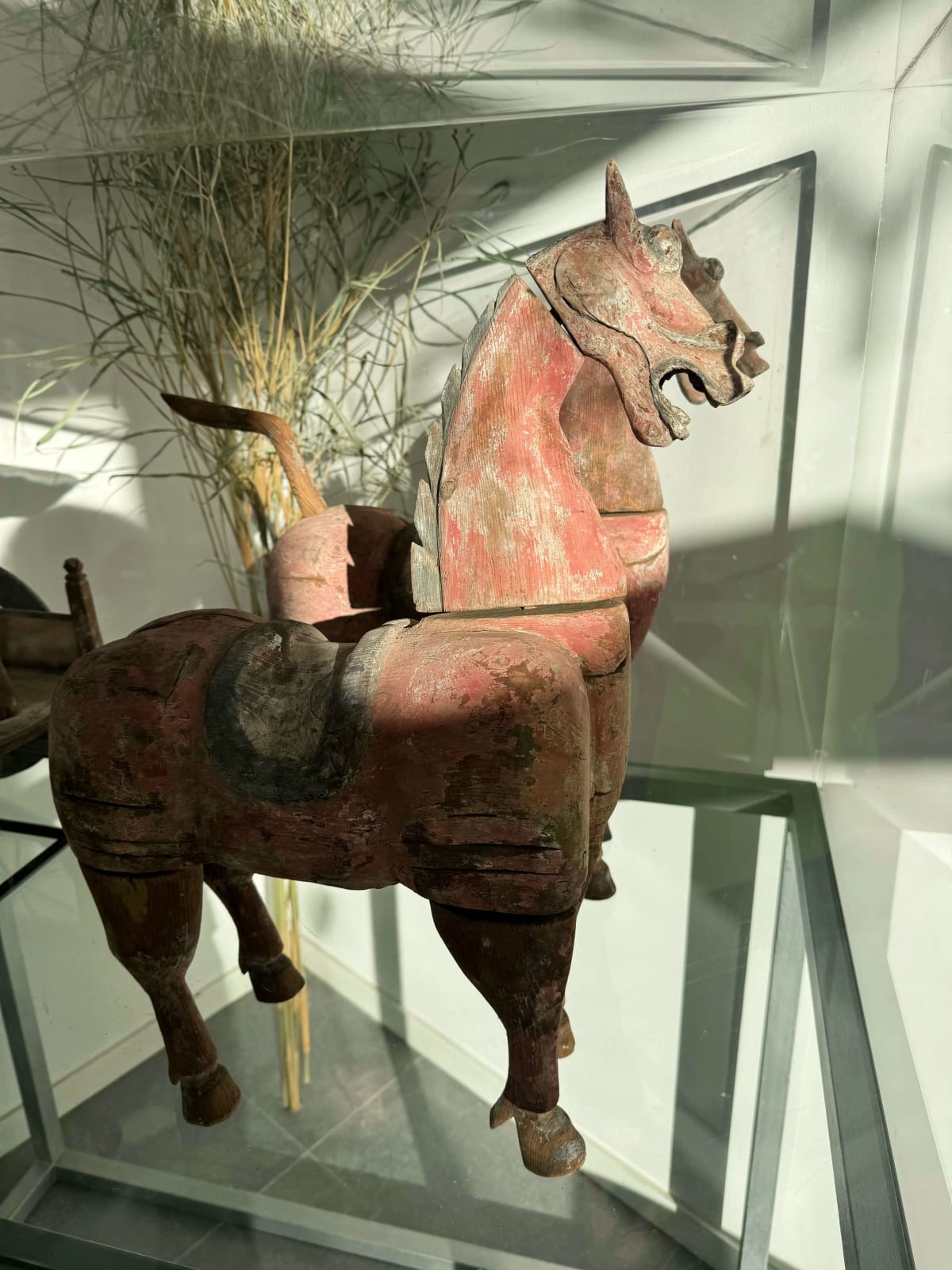Chinees antiek Han-dynastie drakenpaard en houten wagenpaardenwagen Art Yi-galerij Kunstgalerij in Brussel