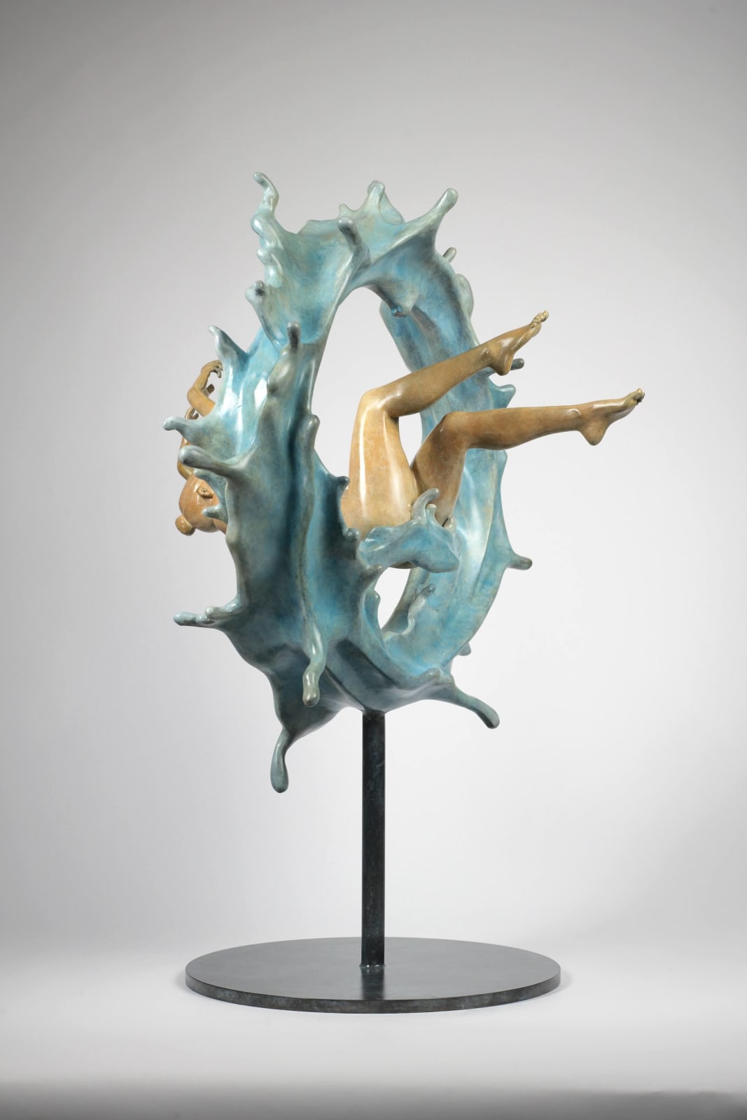 Floating of thought Liang Binbin scultura contemporanea scultura in bronzo una donna che nuota scultura attraverso un cerchio d'acqua una scultura di onda blu scultura di mare blu scultura d'acqua Galleria Art Yi Galleria d'arte di Bruxelles