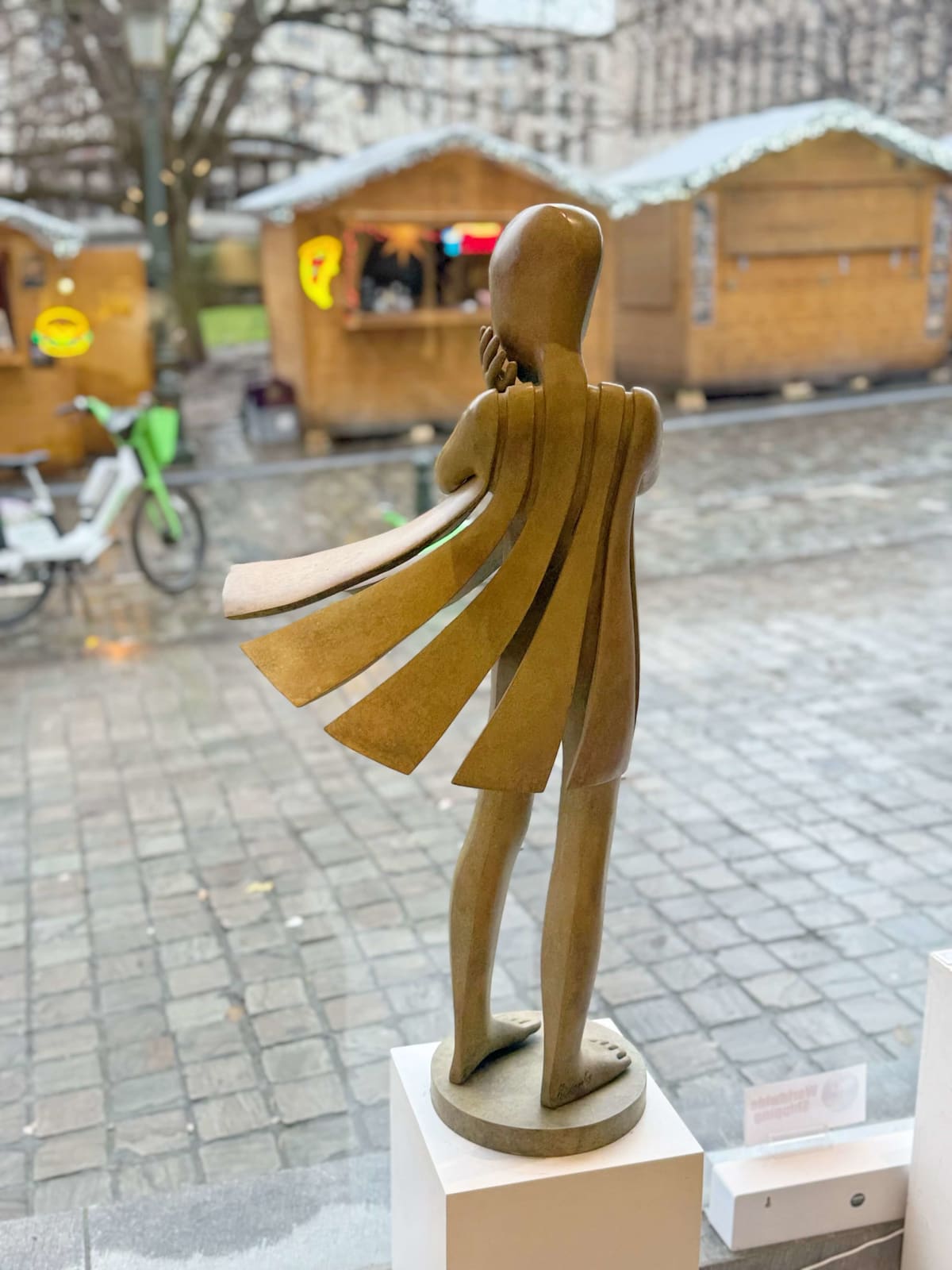 Angel passes Isabel miramontes dancing girl sculpture monumental sculpture garden sculpture contemporary bronze sculpture a beautiful girl in surprise of her dress blows up by wind Art Yi gallery Brussels art gallery
