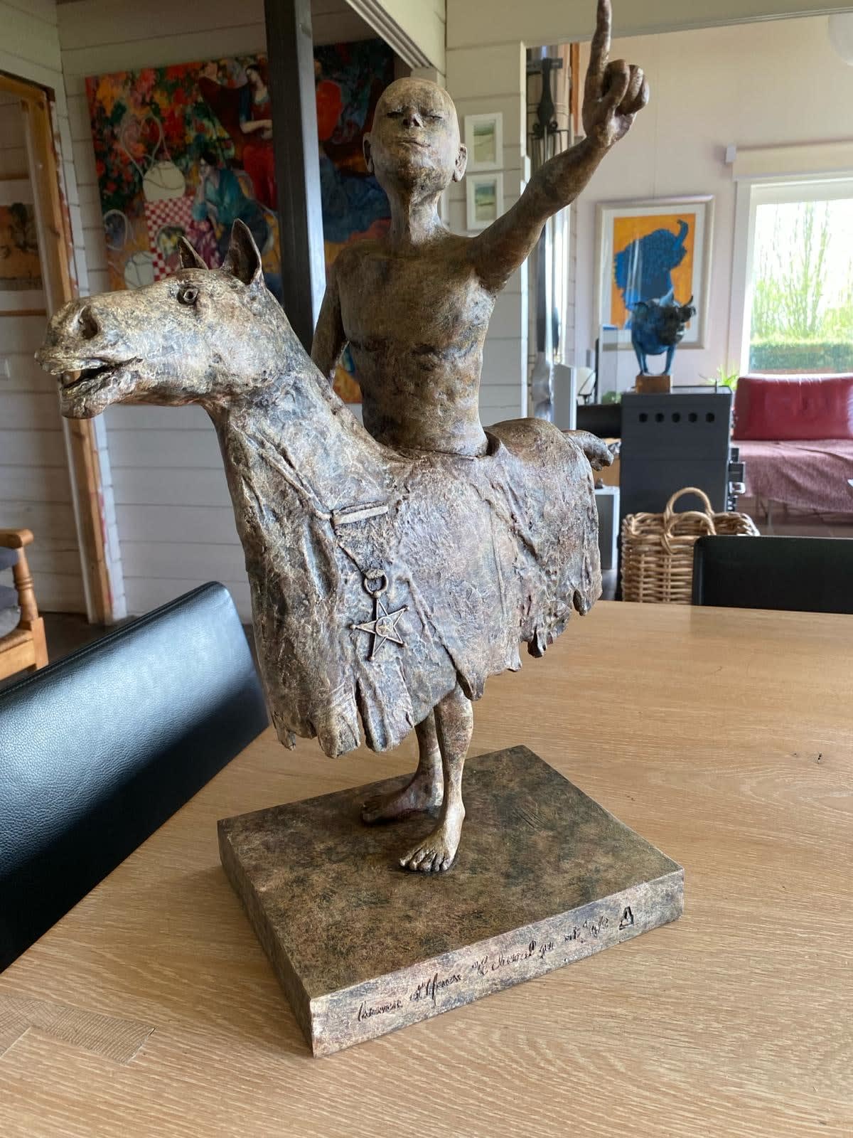 the horse sui laughs lieven d'haese bronze sculpture boy sculpture on horse contemporary knight sculpture dream African sculpture interior design Art Yi Gallery Brussels Art Gallery